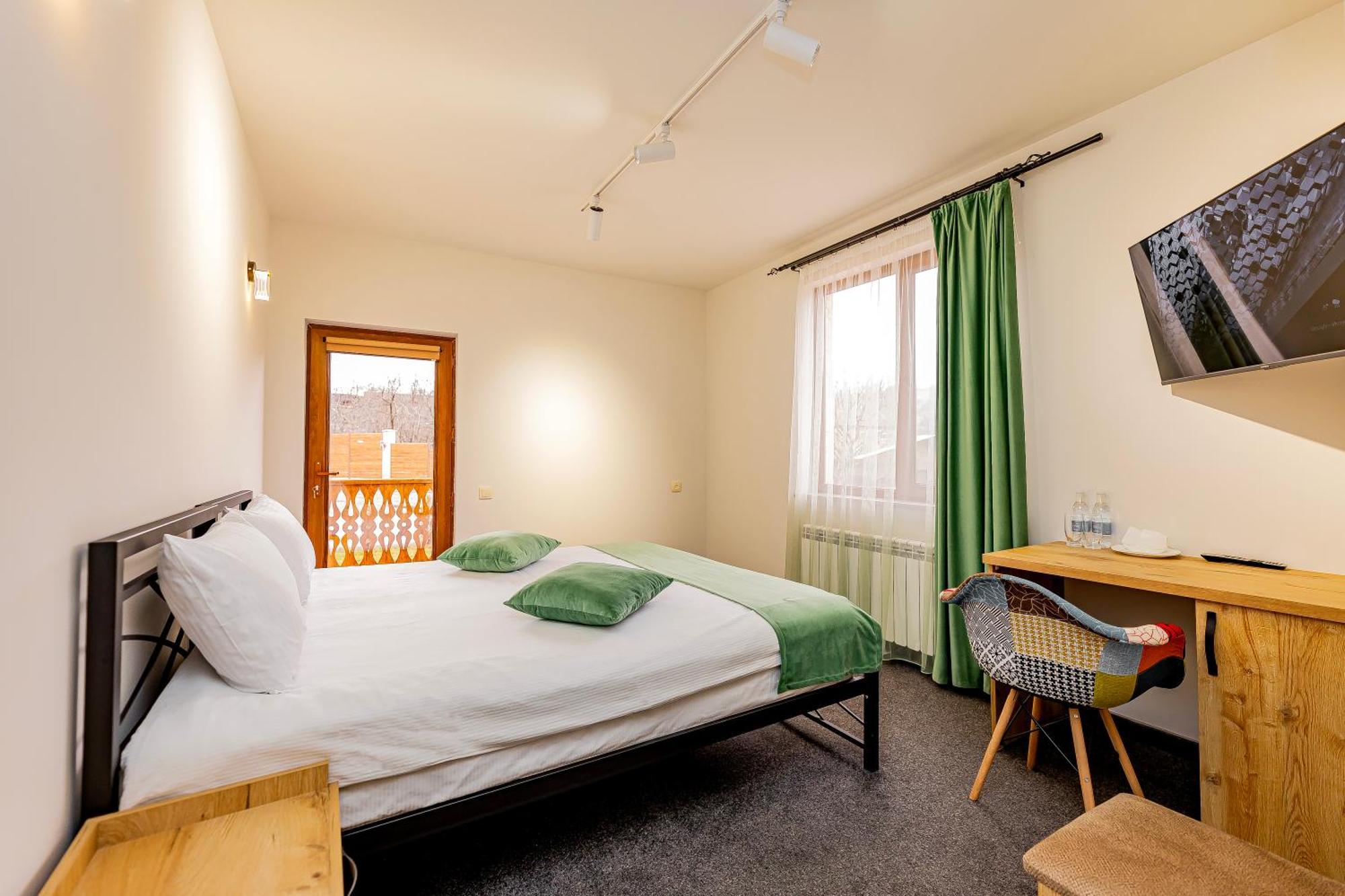 Taniqinn Dilijan Hotel Bagian luar foto