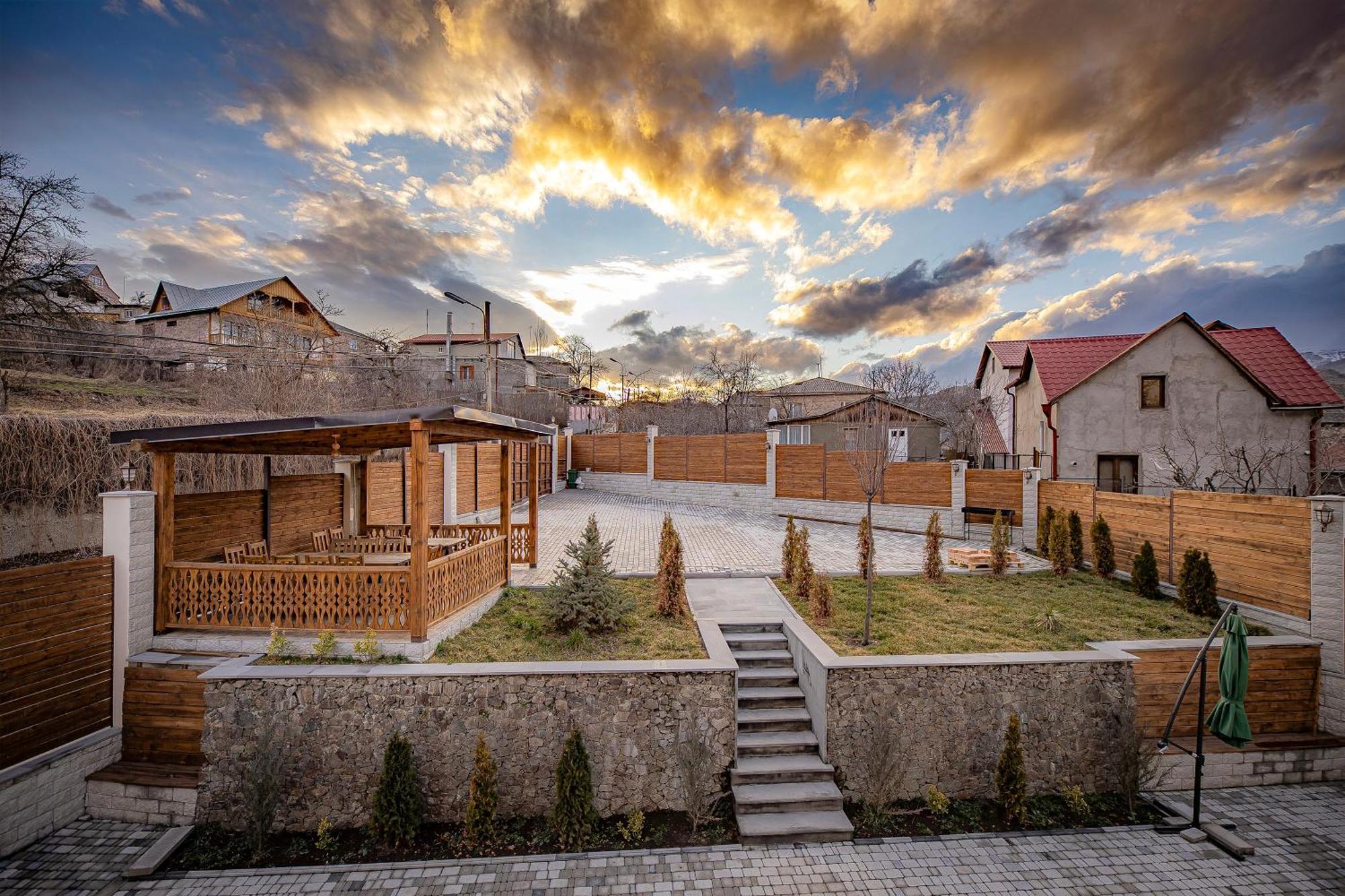 Taniqinn Dilijan Hotel Bagian luar foto