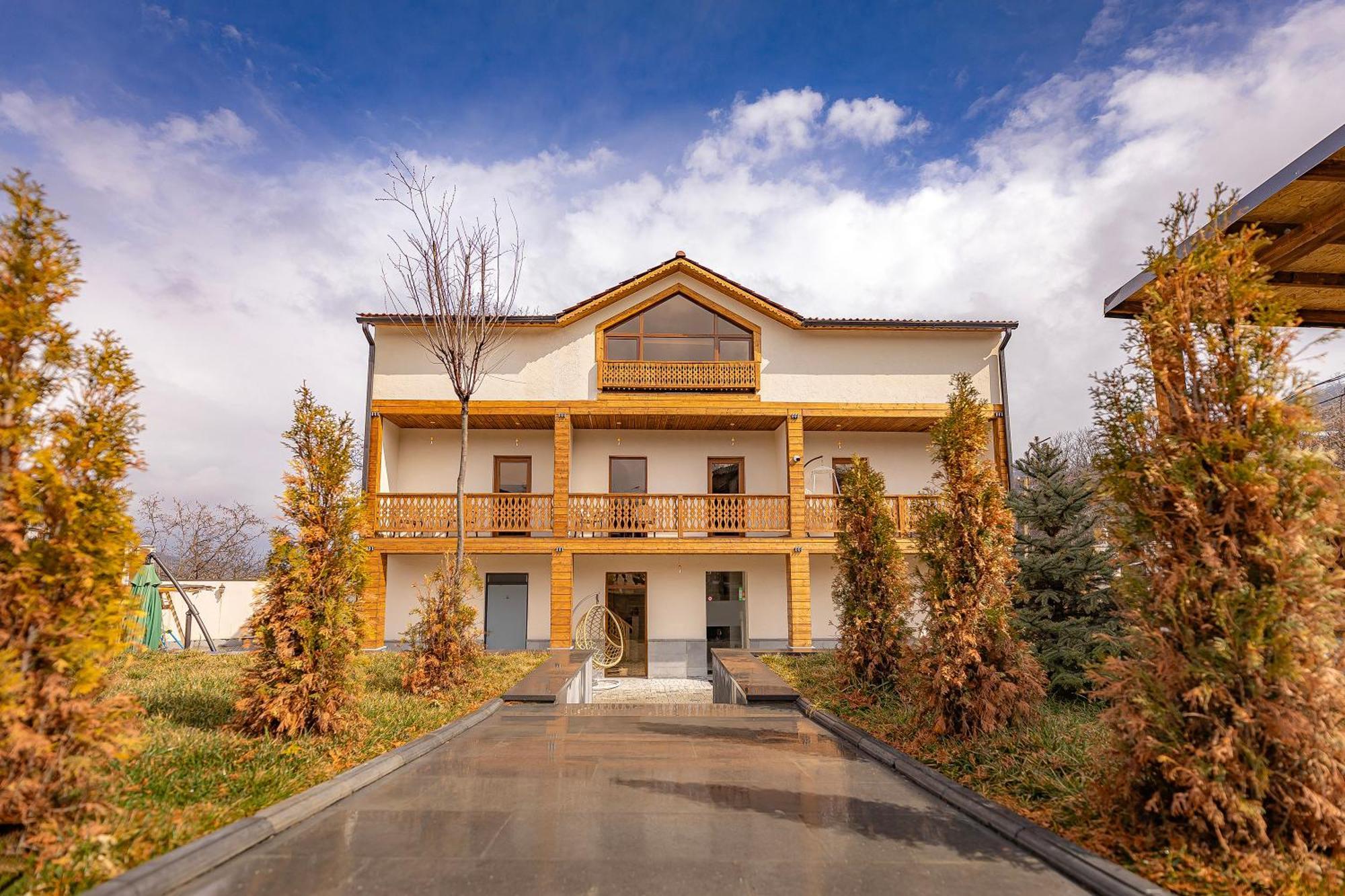 Taniqinn Dilijan Hotel Bagian luar foto